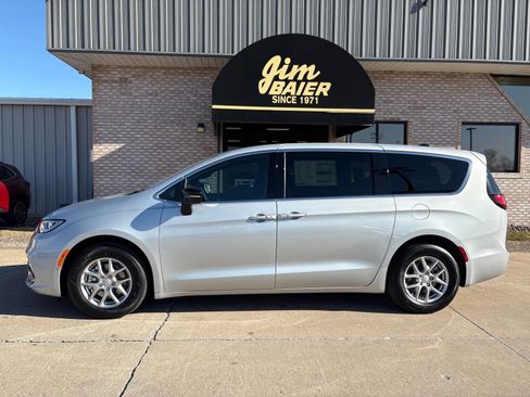 New 2026 Chrysler Pacifica Select image 2