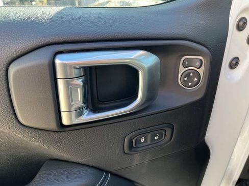 Used 2022 Jeep Wrangler Unlimited Sahara image 11