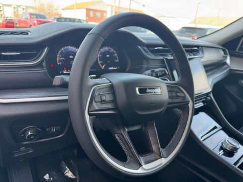 Used 2023 Jeep Grand Cherokee Limited w/ Black Appearance Package image 25