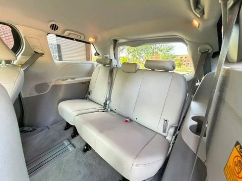 Used 2012 Toyota Sienna XLE FWD image 11