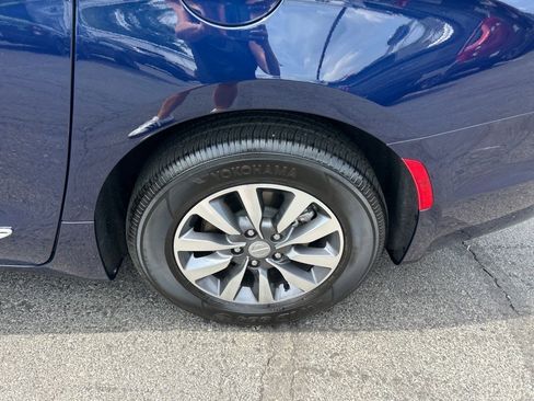 Used 2020 Chrysler Pacifica Limited image 37