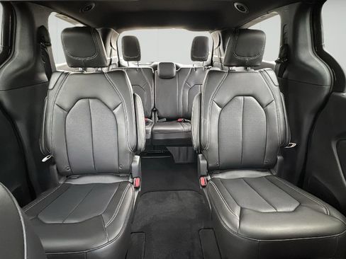 New 2025 Chrysler Pacifica Select image 4