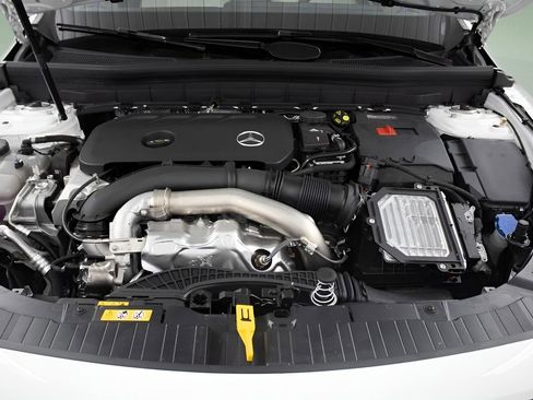 Used 2025 Mercedes-Benz GLB 250 image 30