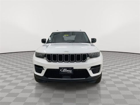 Used 2024 Jeep Grand Cherokee Laredo image 4