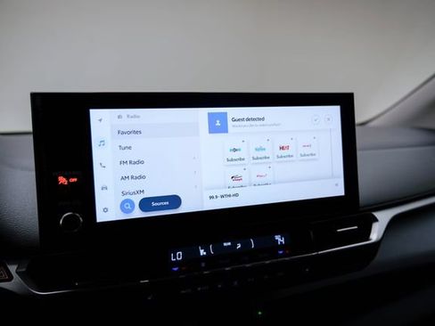 Used 2025 Toyota Sienna XLE FWD image 5