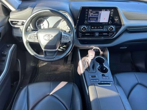 Used 2022 Toyota Highlander XLE AWD/4WD image 13