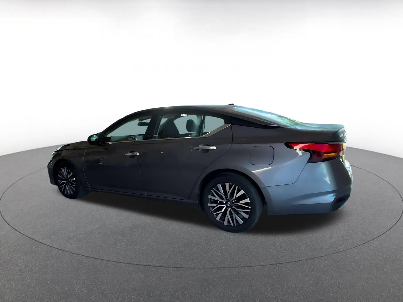 Used 2025 Nissan Altima 2.5 SV FWD image 8