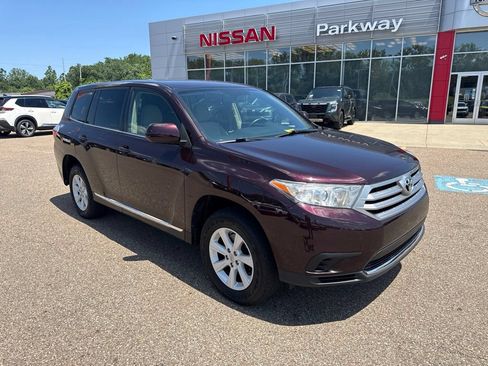 Used 2013 Toyota Highlander FWD w/ Cold Weather Pkg image 2