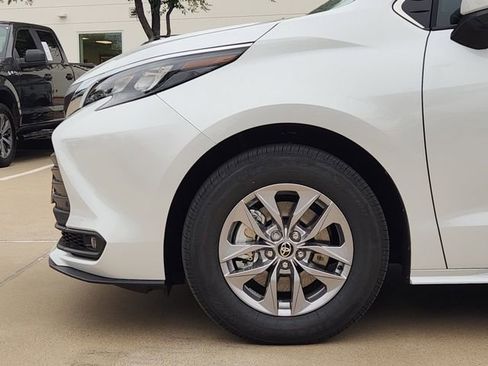 New 2026 Toyota Sienna XLE FWD image 5