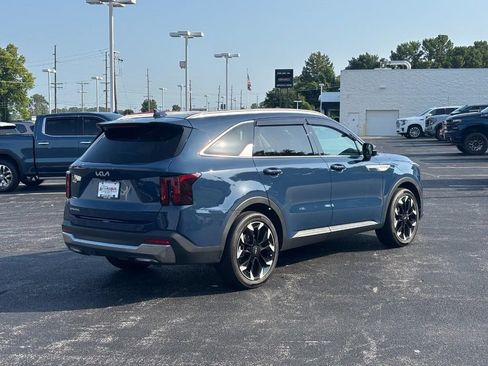 Used 2024 Kia Sorento EX w/ Panoramic Sunroof Package FWD image 3