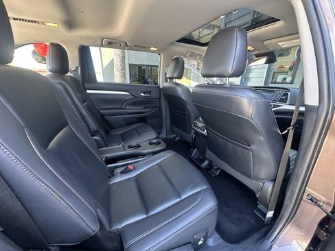 Used 2019 Toyota Highlander XLE image 17
