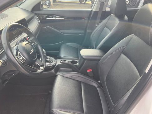 Certified 2025 Kia Seltos EX w/ EX Sunroof Package AWD/4WD image 4
