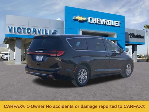 Used 2023 Chrysler Pacifica Touring-L FWD image 4