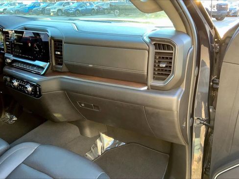 Used 2025 GMC Sierra 1500 SLT image 17