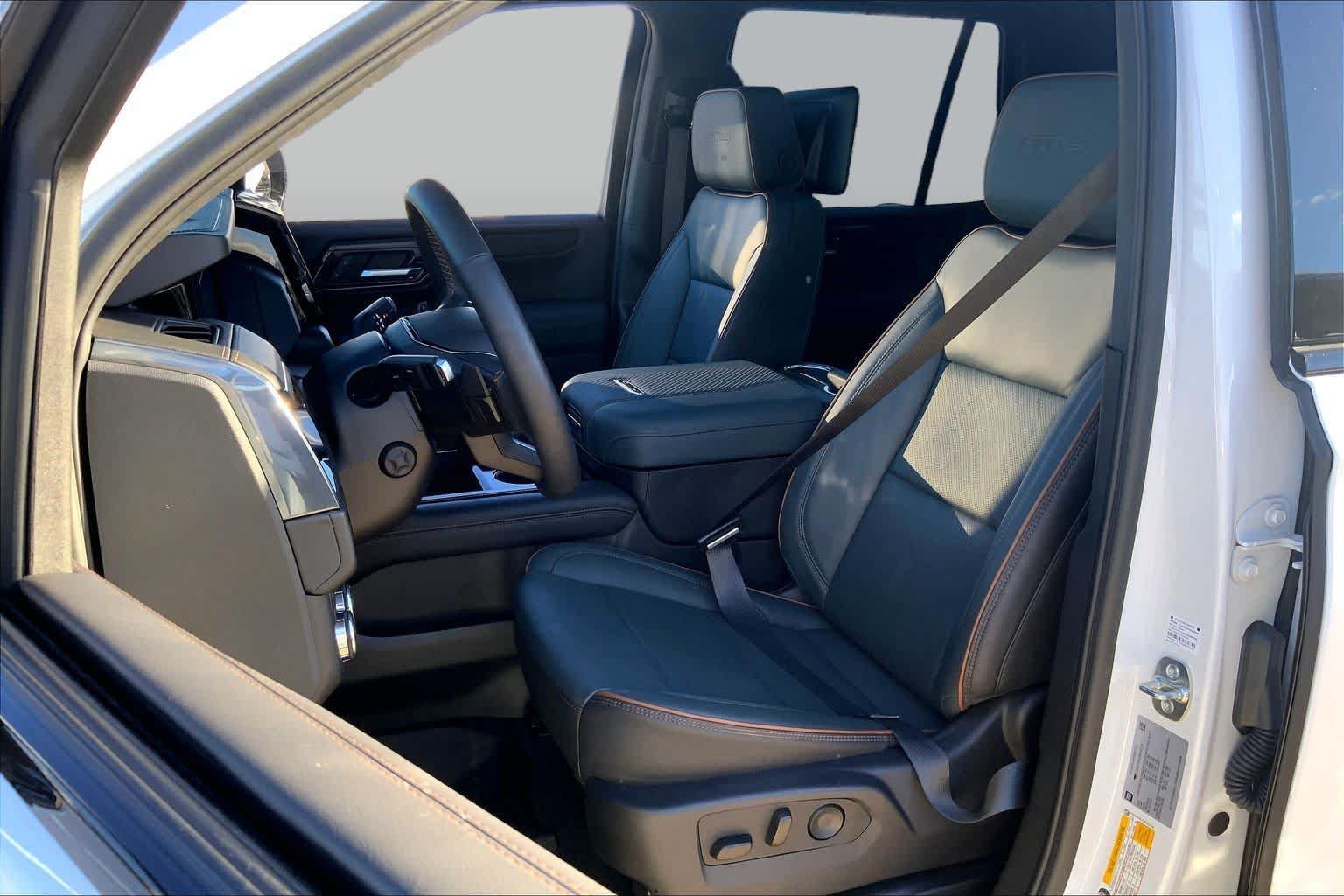 Used 2025 GMC Yukon AT4 w/ AT4 Premium Plus Package AWD/4WD image 8