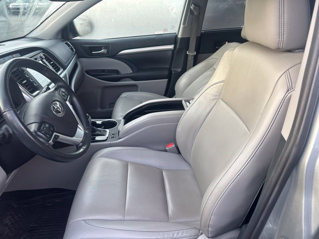 Used 2019 Toyota Highlander XLE AWD/4WD image 12