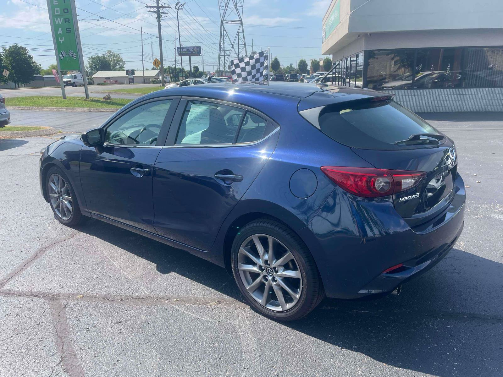 Used 2018 MAZDA MAZDA3 Touring FWD image 5