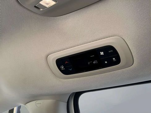 Used 2022 Chrysler Pacifica Touring-L FWD image 31