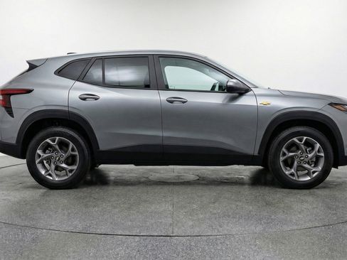 Used 2025 Chevrolet Trax LT FWD image 11