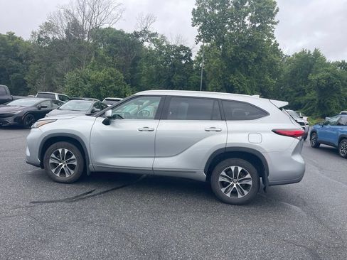 Used 2022 Toyota Highlander XLE AWD/4WD image 2