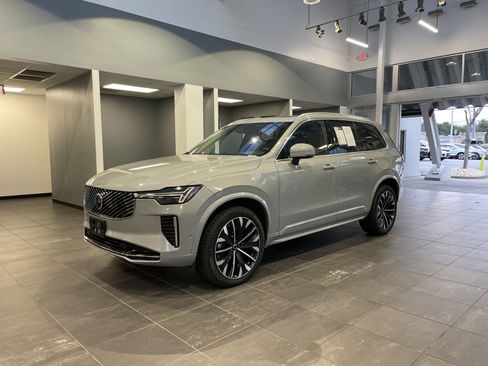 Used 2025 Volvo XC90 B6 Plus image 6