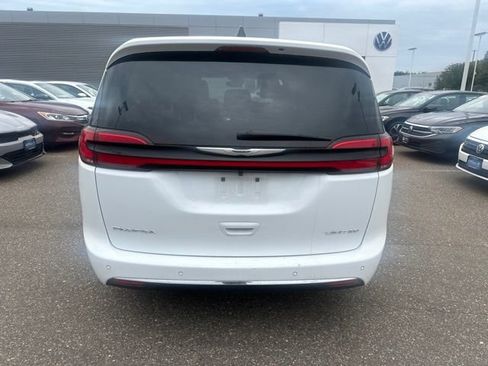 Used 2026 Chrysler Pacifica Limited FWD image 4
