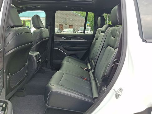 Used 2024 Jeep Grand Cherokee Overland AWD/4WD image 26