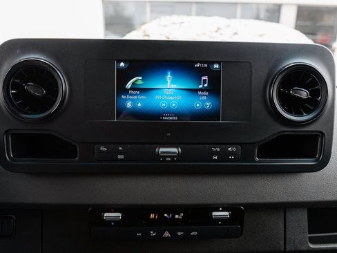 Used 2024 Mercedes-Benz Sprinter 2500 image 15