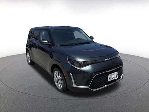 Used 2025 Kia Soul LX w/ LX Technology Package FWD image 3