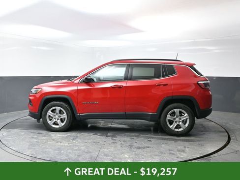 Used 2024 Jeep Compass Latitude image 11