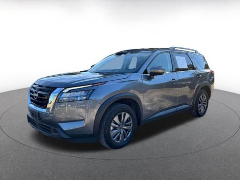 Used 2025 Nissan Pathfinder SV image 4