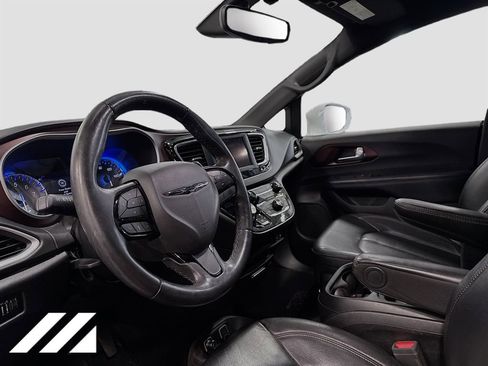 Used 2020 Chrysler Pacifica Touring-L FWD image 9