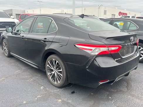 Used 2020 Toyota Camry SE FWD image 3