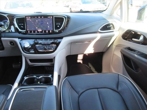 Certified 2024 Chrysler Pacifica Limited AWD/4WD image 14