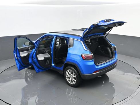 Used 2024 Jeep Compass Latitude w/ Sun and Sound Group AWD/4WD image 28