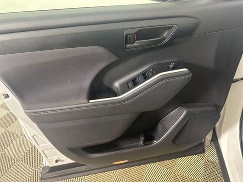 Used 2024 Toyota Highlander LE AWD/4WD image 17