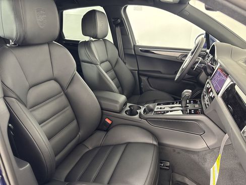 Certified 2025 Porsche Macan image 30