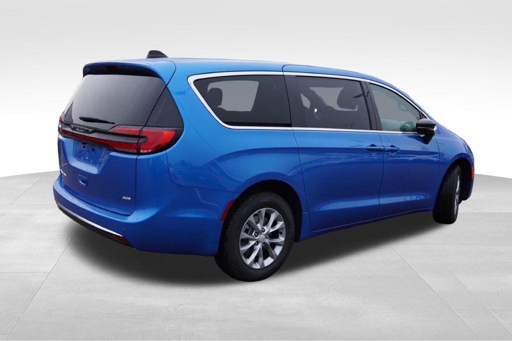 New 2027 Chrysler Pacifica Select AWD/4WD image 3