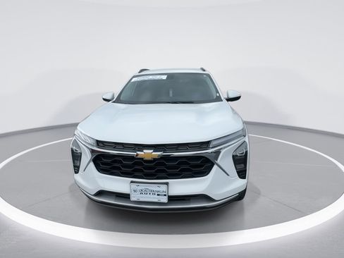 Used 2025 Chevrolet Trax LT w/ LT Convenience Package image 3