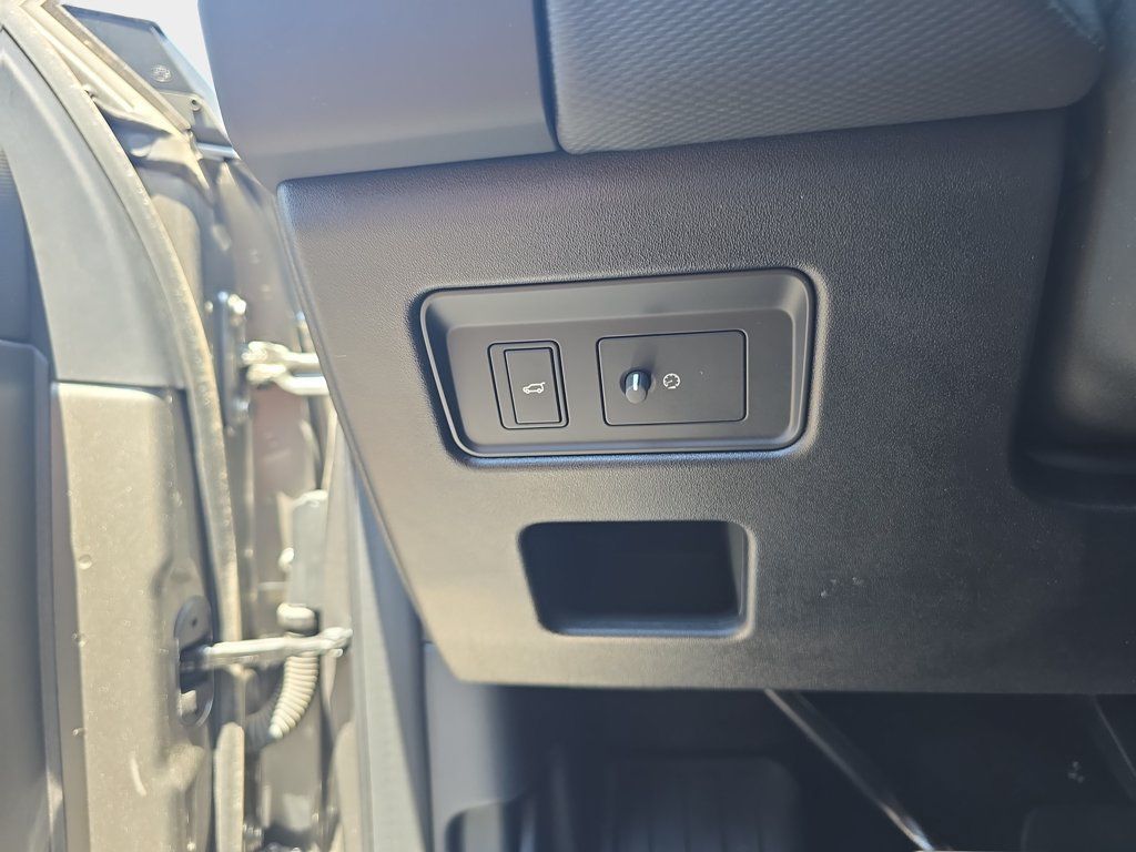 Certified 2024 Land Rover Discovery Dynamic SE AWD/4WD image 30