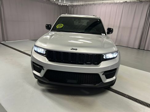 Used 2024 Jeep Grand Cherokee Altitude image 2