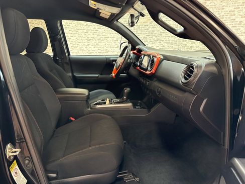 Used 2017 Toyota Tacoma TRD Sport image 11