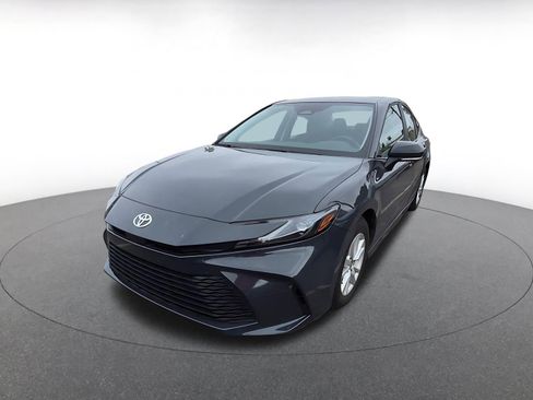 Used 2025 Toyota Camry LE image 3
