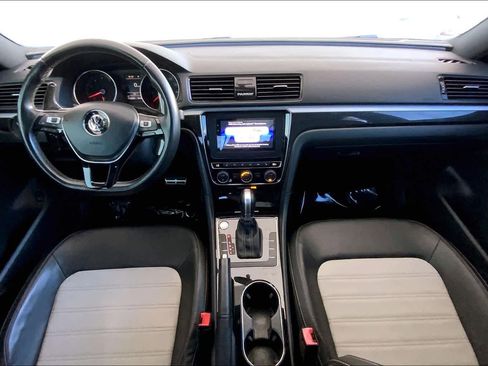 Used 2018 Volkswagen Passat GT image 16