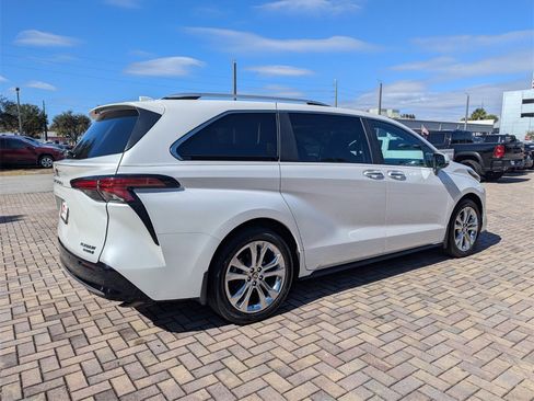 Used 2024 Toyota Sienna Platinum image 11