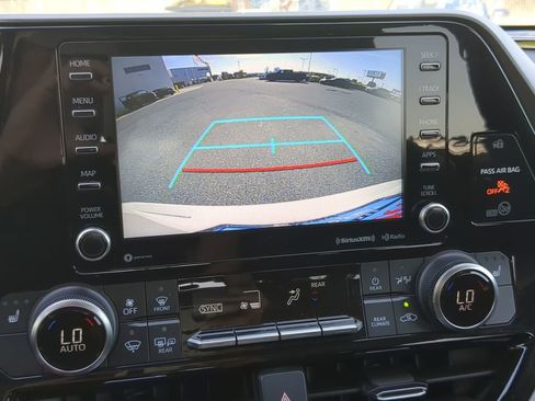 Used 2021 Toyota Highlander XLE image 27