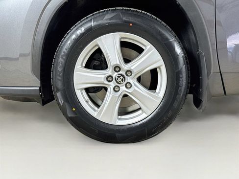 Used 2024 Toyota Highlander LE AWD/4WD image 25