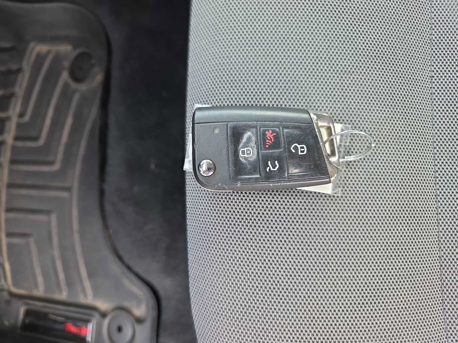 Used 2016 Volkswagen e-Golf SE w/ DC Fast Charging Package FWD image 28