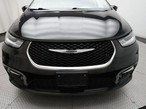 Used 2023 Chrysler Pacifica Touring-L image 23