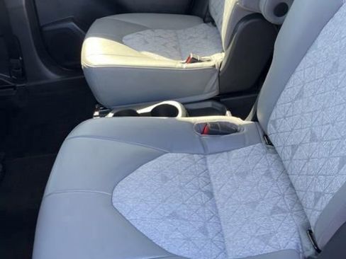 Used 2023 Toyota Highlander Bronze Edition FWD image 11